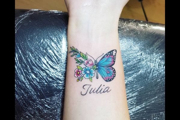 los-mejores-tatuajes-pequenos-mujeres-muneca-nombre-mariposa
