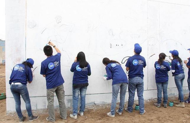 empleados de P&G colaborando con su comunidad La responsabilidad social un compromiso de empresas del siglo XXI