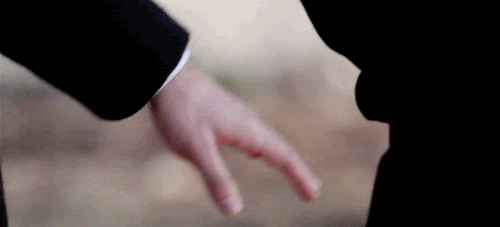 "Me haces daño en la mano" me-haces-daño-en-la-mano