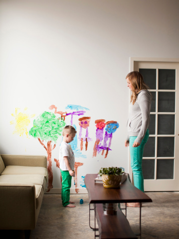 Niños que manchan paredes niños-que-pintan-paredes