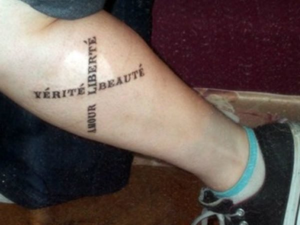 tatuajes-frases-cortas-francés-pierna
