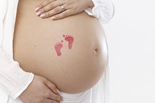 mejores-tatuajes-con-significado-pies-bebes-embarazada