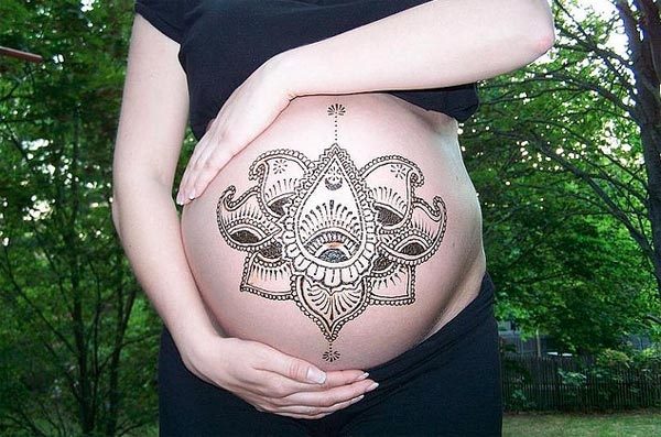 mejores-tatuajes-con-significado-pies-bebes-embarazada-henna