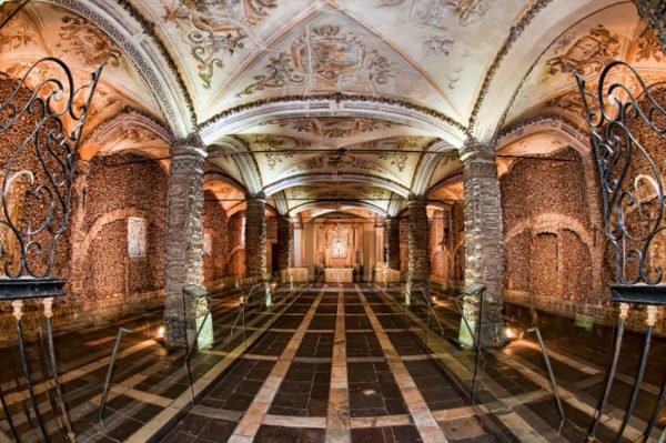 2. Capilla de los huesos, Portugal. lugares-mas-escalofriantes-capilla-huesos-portugal