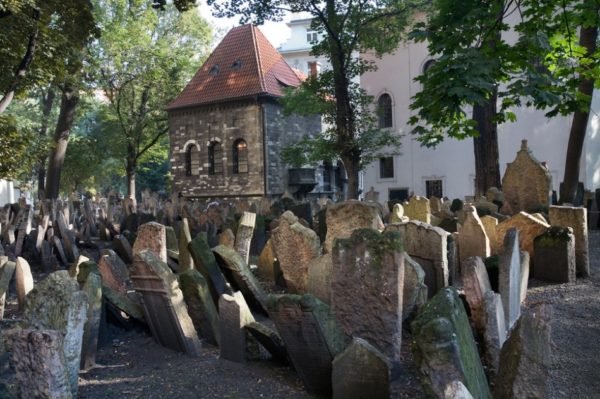 4. Viejo cementerio judío en Praga. lugares-mas-escalofriantes-cementerio-judio-praga