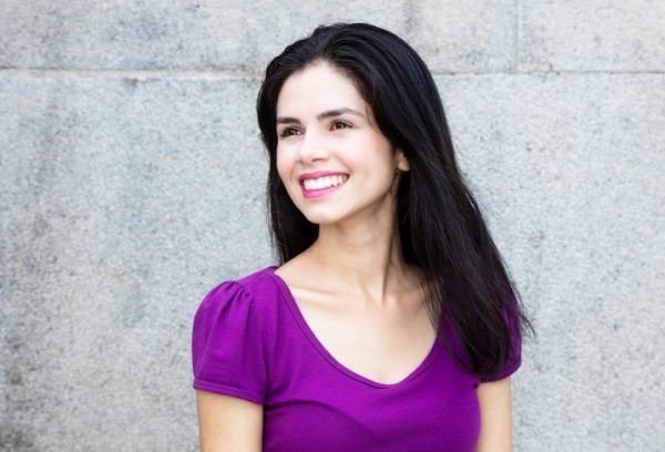 que-tinte-favorece-a-las-morenas-negro