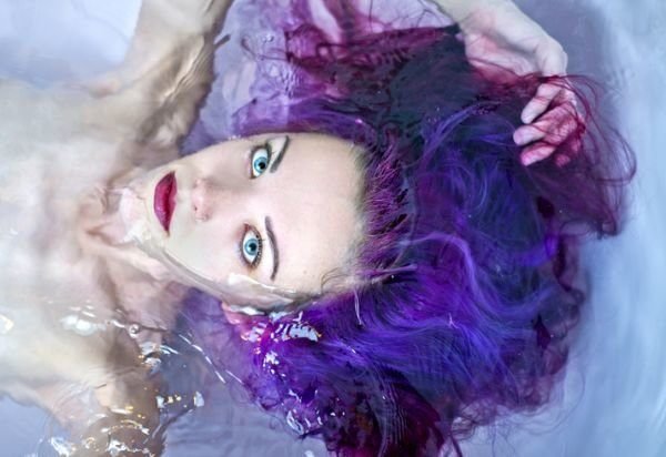 que-tinte-favorece-a-las-morenas-violeta