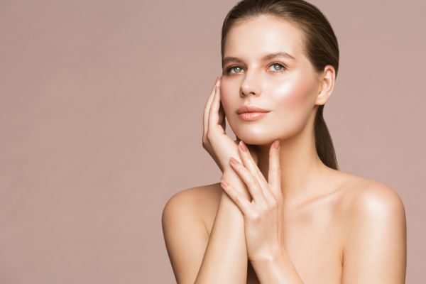 bruma-facial-beneficios-mejores-productos-mujer-istock