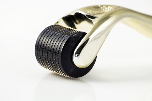 tratamiento-microneeding-precios-dermo-roller-istock