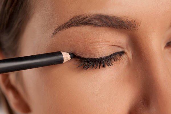 Como hacer un eyeliner perfecto 5