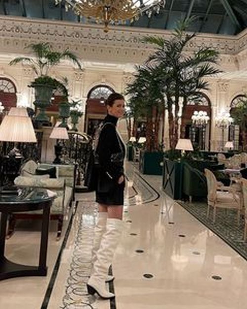 Botas blancas con traje corto