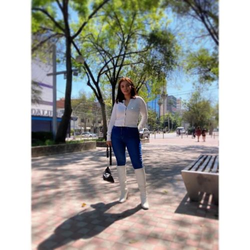 Botas altas blancas con vaqueros