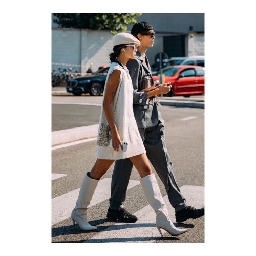 Botas altas blancas con vestido blanco