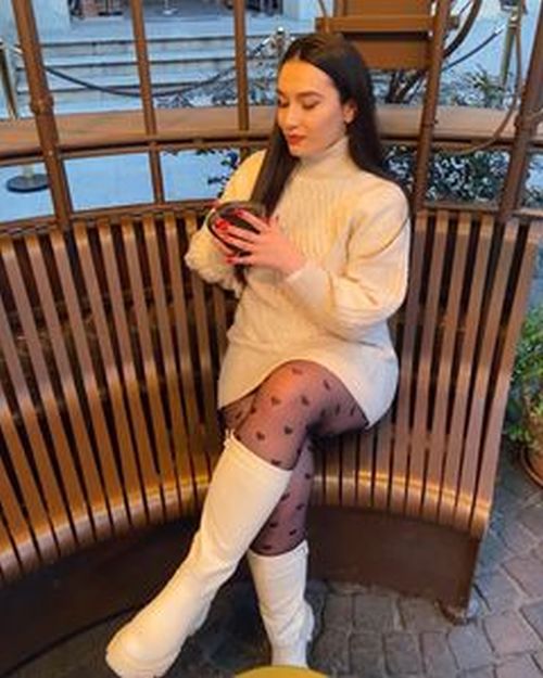 Botas altas blancas con jersey vestido