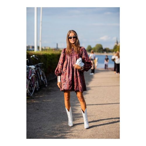 Botas blancas con vestido ancho