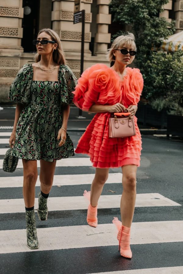5 vestidos y looks para invitadas de boda de verano tendencia en corto